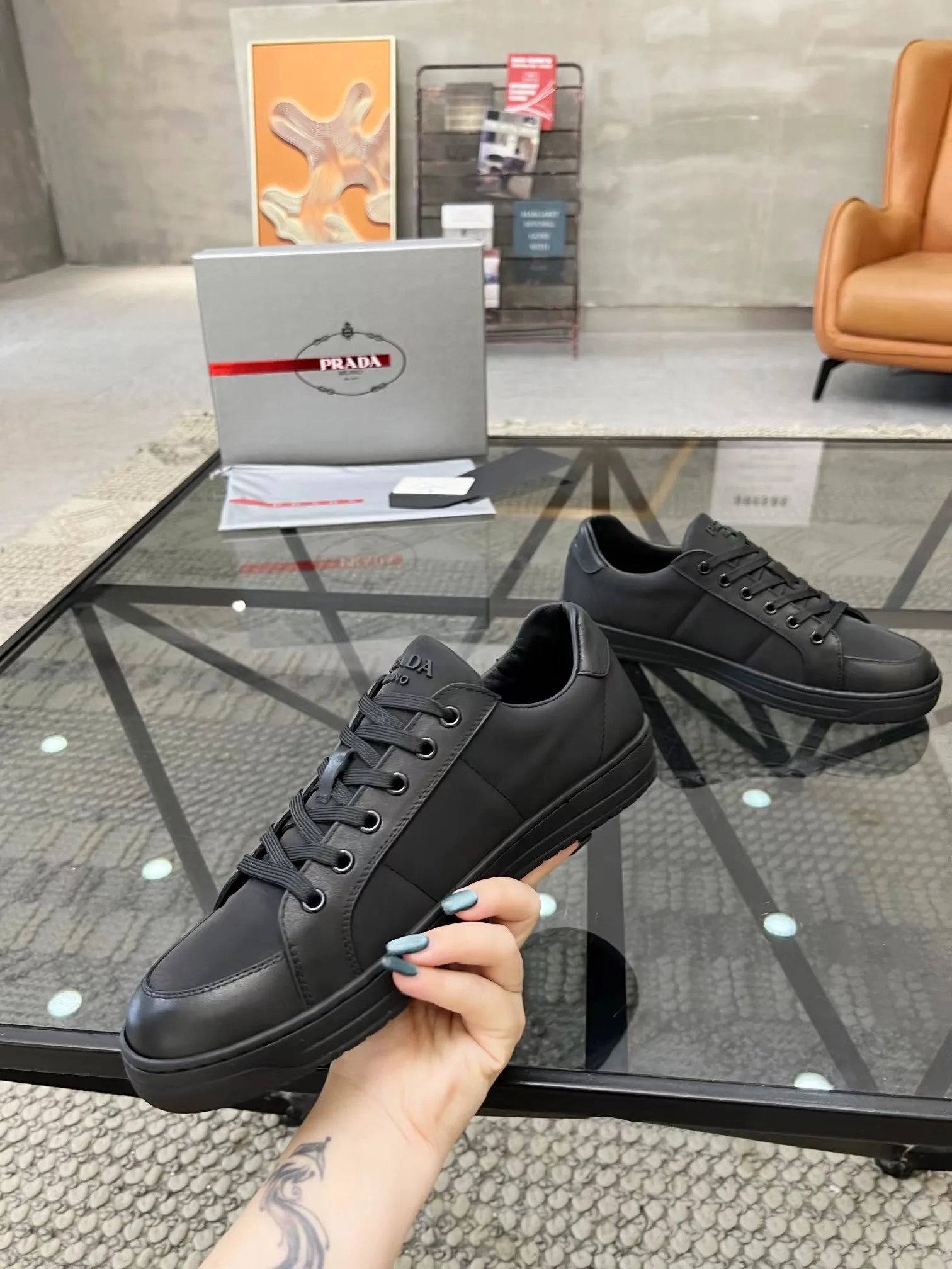 P380 38-45 Prada Prada’s new men’s leather sneakers, the highest version on the market, any comparison is welcome🆚! The original leather has excellent texture and is super high-end! Fetal sheep net lining imported from Italy, removable pad! Luxurious materials and fine workmanship, highly recommended!